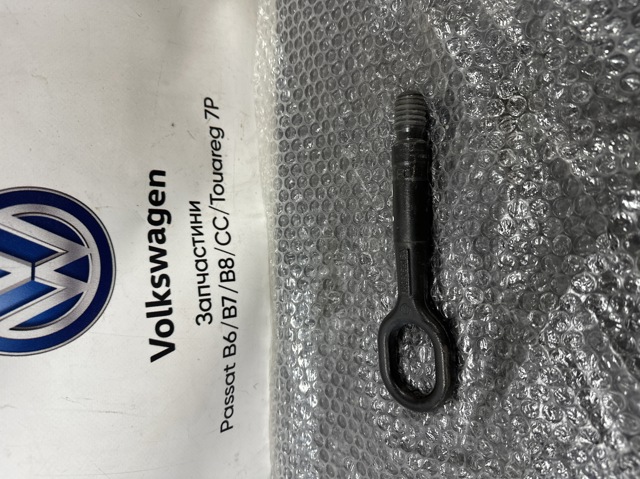 Крюк буксирувальний передній 8K0805615A VAG