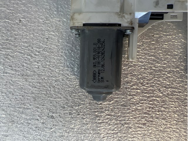 Привід ліфта передній 8K0959801B VAG