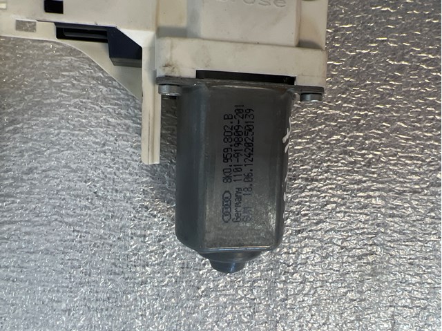 Двигун склопідіймача двері передньої, правої 8K0959802B VAG