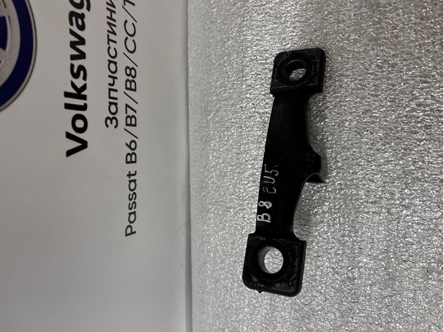 Фіксатор/петля (зацеп) замка дверей/кришки багажника 8V0827507E VAG