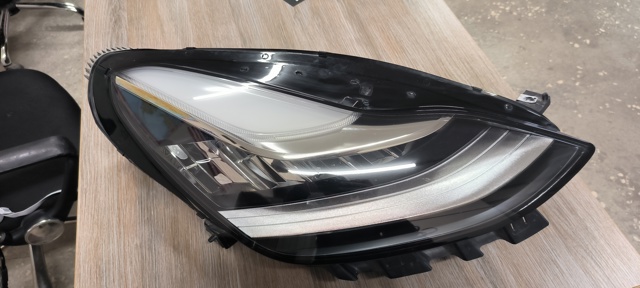 Фара передня права 107737200L Tesla Model