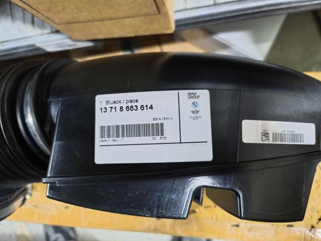 Патрубок повітряний, вихід повітряного фільтра 13718663614 BMW