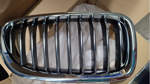Решітка радіатора права 51137412324 BMW