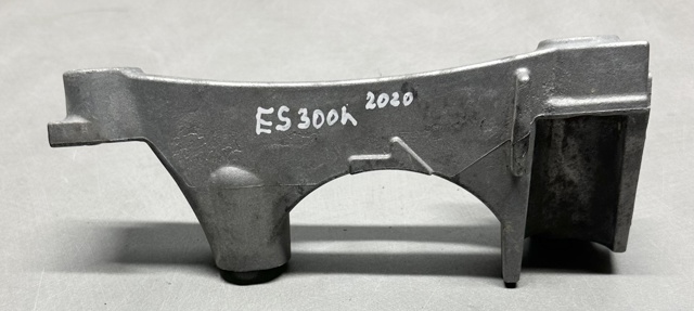 Кронштейн подушки (опори) двигуна, правої 12341F0010 TOYOTA