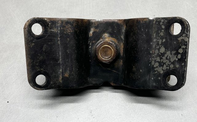 Опора двигуна задня 1237150081 TOYOTA