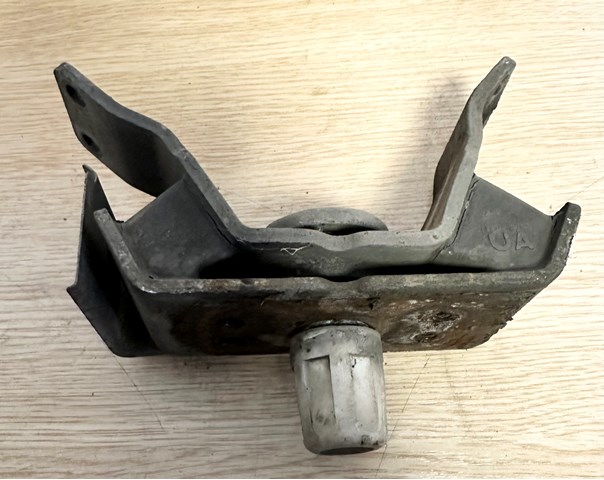 Подушка (опора) двигуна, задня 1237150150 TOYOTA