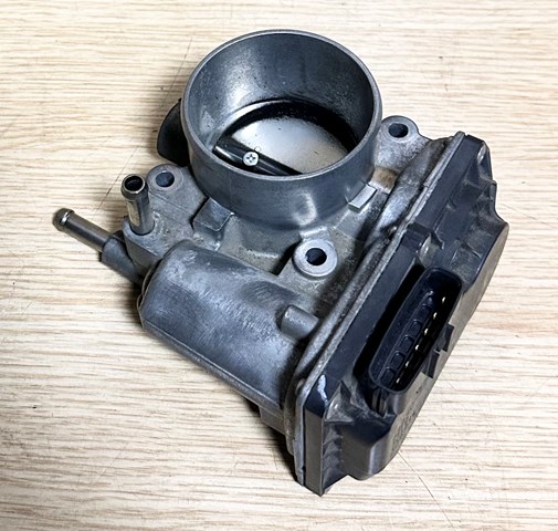 Блок дросельної заслінки 2203037050 TOYOTA