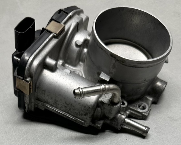Блок дросельної заслінки 22030F0020 TOYOTA