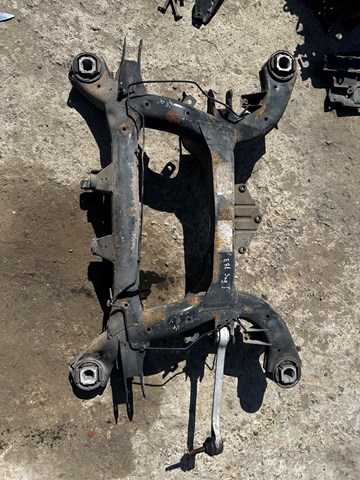 Балка задньої підвіски поперечна 33316863815 BMW