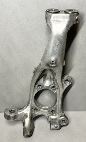 Цапфа поворотна права 4320150040 TOYOTA