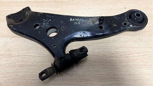 Правий важіль передній нижній підвіски 4806848051 TOYOTA