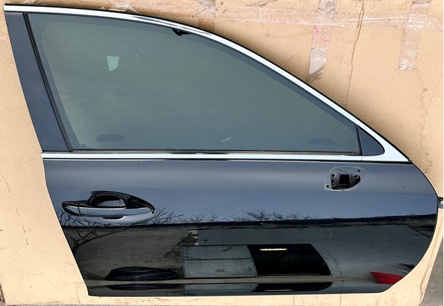 Пасажирські передні двері 6700130870 TOYOTA