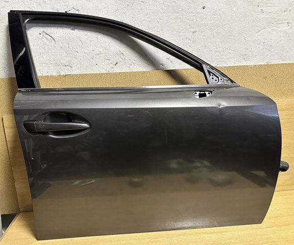 Пасажирські передні двері 6700153100 TOYOTA