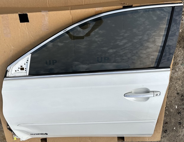 Скло передніх дверей, лівих 6810207030 TOYOTA