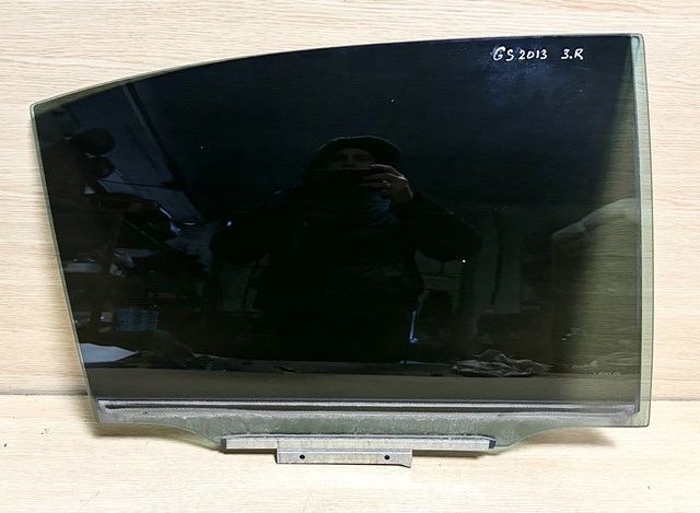 Скло заднє праве 6811330830 TOYOTA