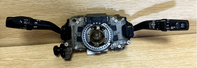 Перемикач підрульовий, в зборі 843106C011 TOYOTA