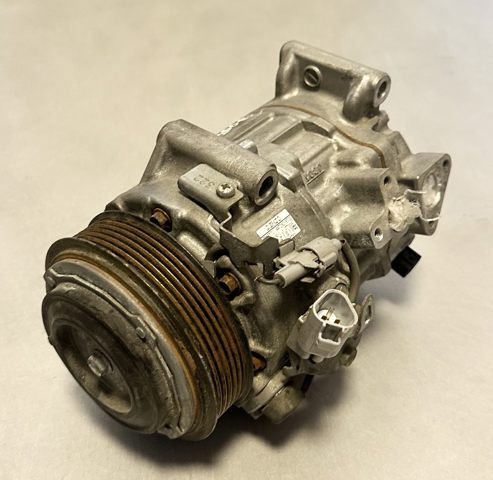 Компресор кліматичної установки 8832048320 TOYOTA
