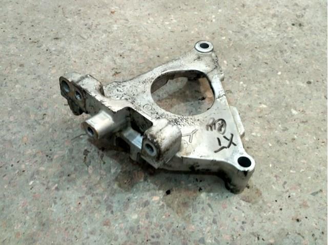 Кронштейн подушки (опори) двигуна, правої 112318H800 NISSAN