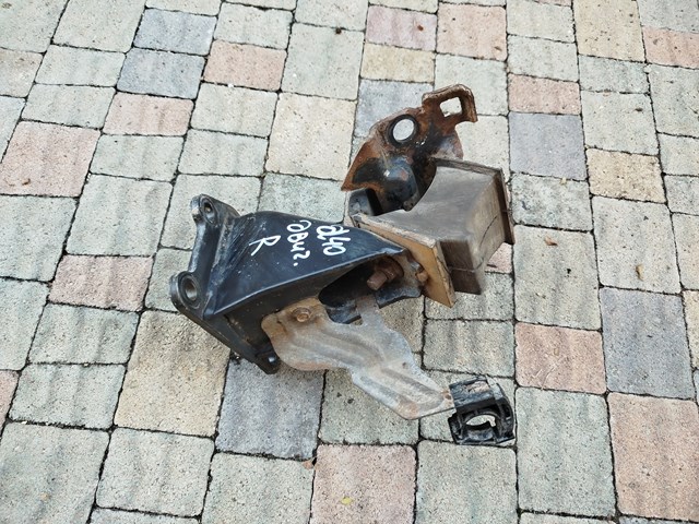 Кронштейн подушки (опори) двигуна, правої 11232EB300 NISSAN