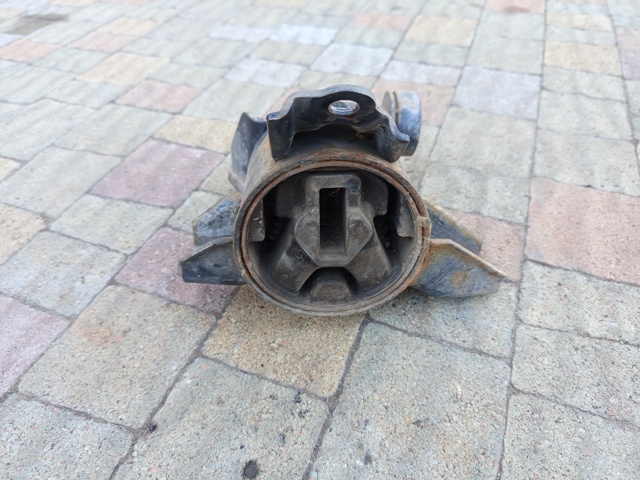 Ліва подушка двигуна 218302S000 HYUNDAI