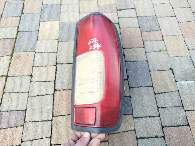 Задні ліхтарі 265503S225 NISSAN