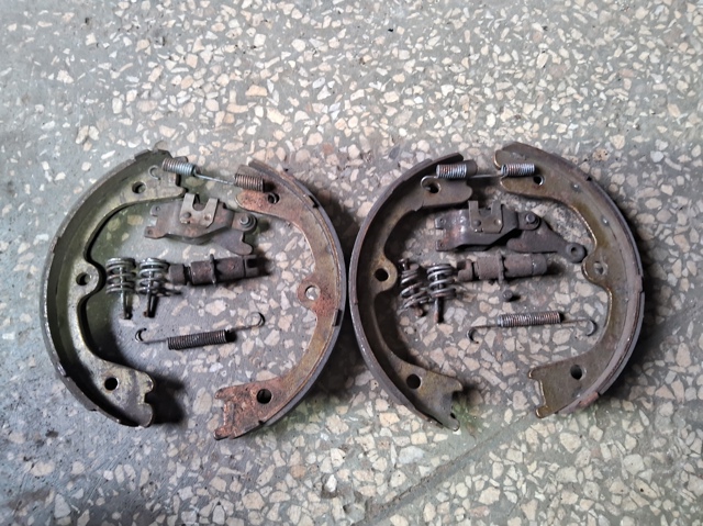 Гальмівні колодки гальма стоянки 44010EA06B NISSAN