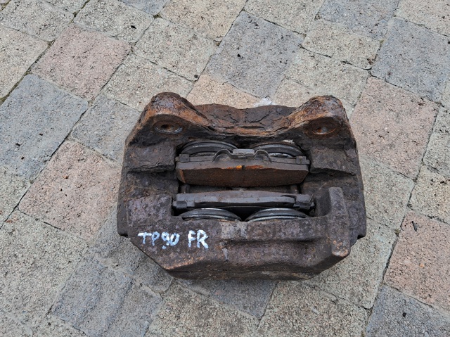 Супорт гальмівний, передній, правий 4773035120 TOYOTA