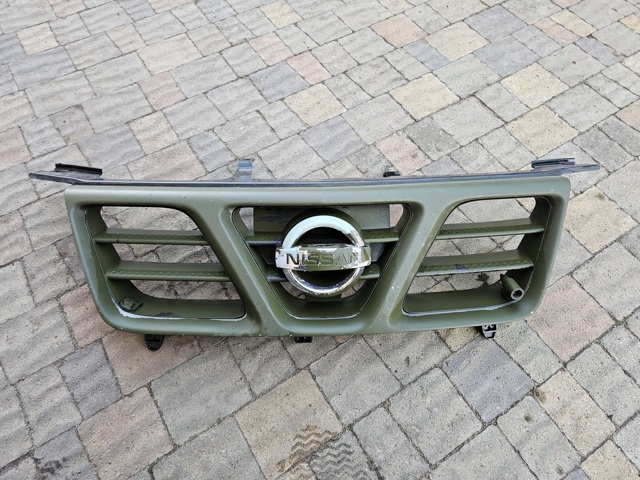 Захисна решітка радіатора 623108H703 NISSAN