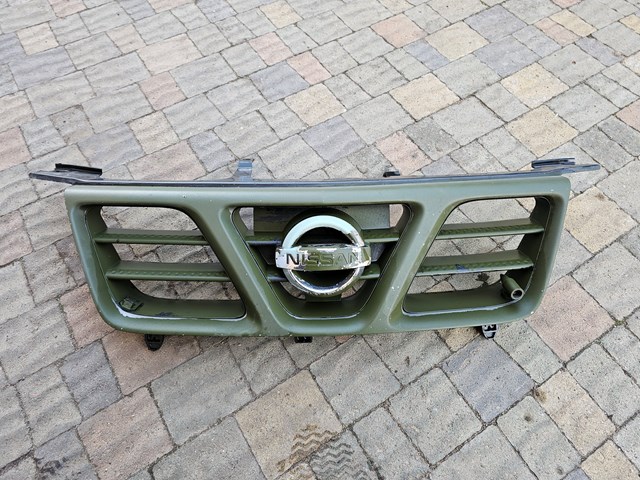 Решітка радіатора 62310EQ400 NISSAN