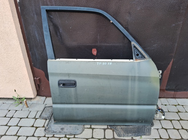 Пасажирські передні двері 6700160402 TOYOTA