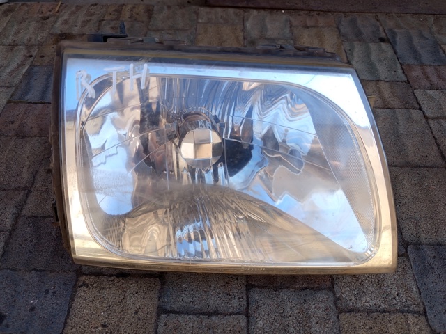 Фара правая 8113035380 TOYOTA