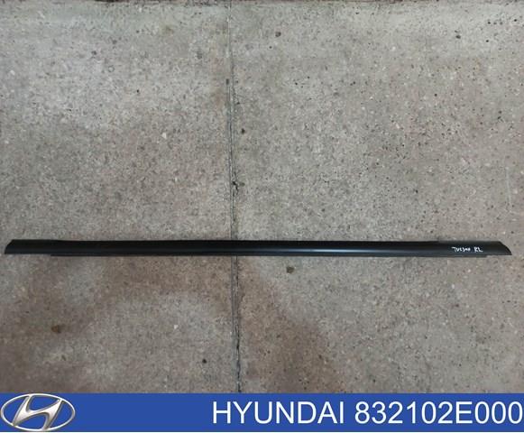 Молдинг опускного скла нижній, двері задньої, лівої 832102E000 HYUNDAI