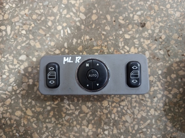 Кнопки заднього склопідйомника A1638200326 MERCEDES