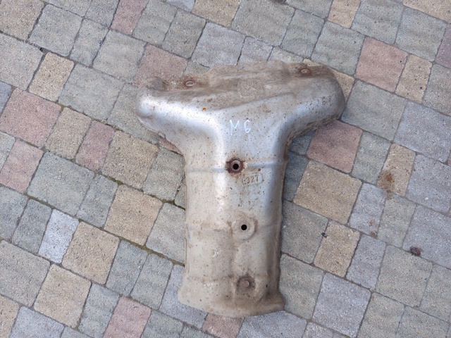 Кришка випускного колектора L32713390 MAZDA