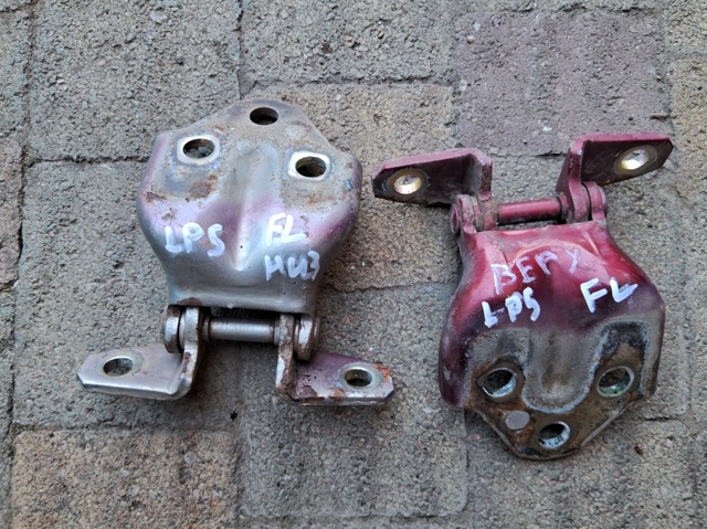 Петля водійських дверей MB574273 MITSUBISHI