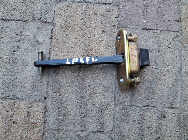 Обмежувач відкриття дверей, передній MB819507 MITSUBISHI