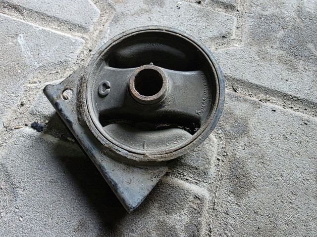 Передня опора двигуна MN184355 MITSUBISHI