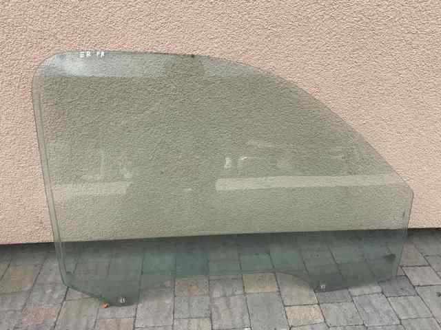 Скло передньої правої двері UH7158511 MAZDA