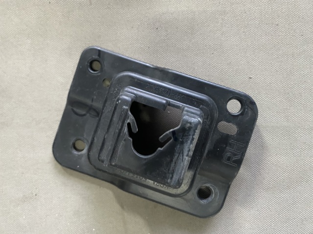 Кронштейн решітки радіатора KB8A50151 MAZDA