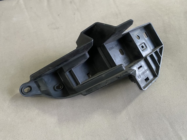 Кронштейн бампера переднього, правий KB8A50C12 MAZDA
