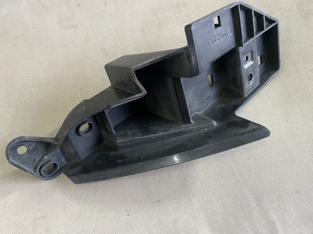 Кріплення бампера KB8A50C22 MAZDA