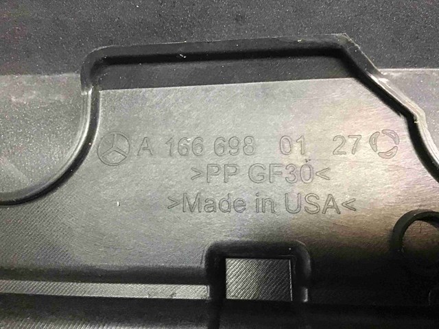 Кронштейн зовнішньої накладки лівого порога A1666980127 MERCEDES