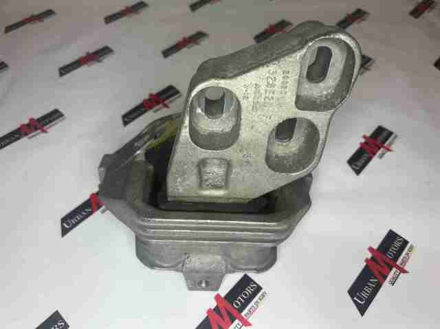 Подушка (опора) двигуна, ліва A2462400217 MERCEDES