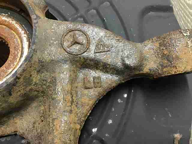 Цапфа поворотного кулака A2513301320 MERCEDES