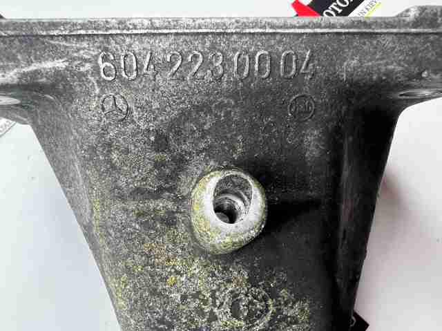 Кронштейн подушки (опори) двигуна, правої A6042230004 MERCEDES
