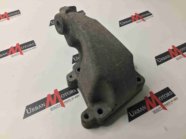 Кронштейн подушки (опори) двигуна, правої A6422233204 MERCEDES