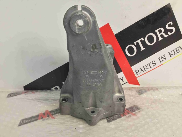Кронштейн подушки (опори) двигуна, правої A6512234304 MERCEDES