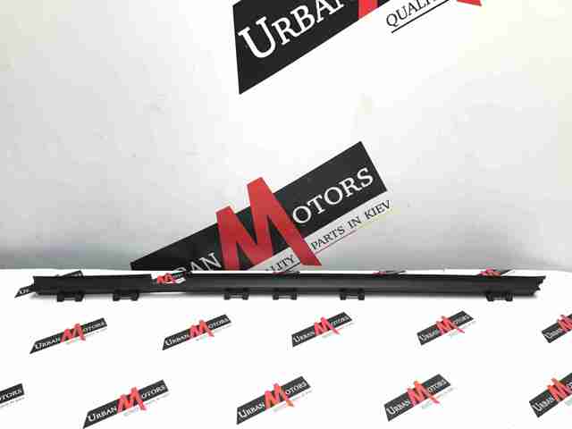 Молдинг опускного скла двері задньої, лівої LR012119 LAND ROVER