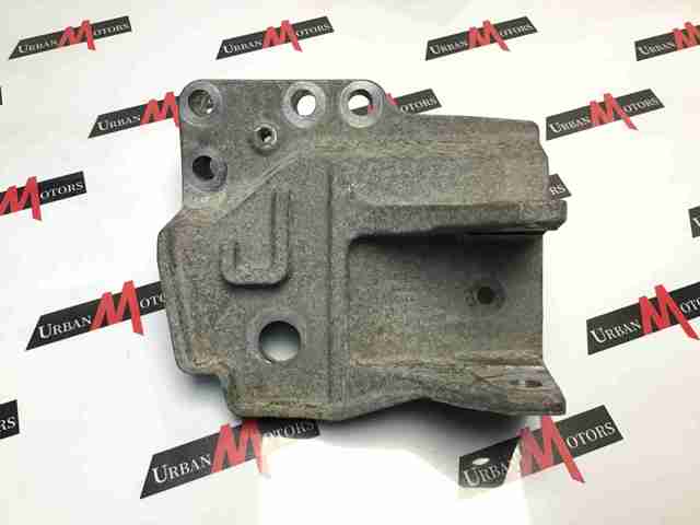 Кронштейн подушки (опори) двигуна, правої LR037029 LAND ROVER