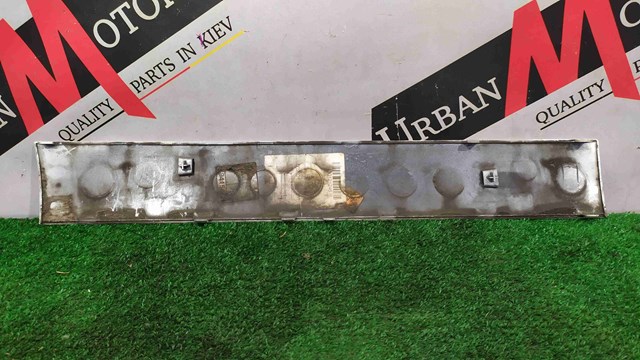 Молдинг передніх лівих дверей, нижній LR038846 LAND ROVER